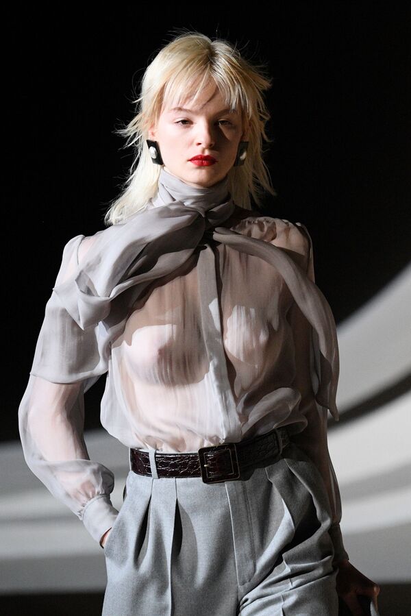 Модель в наряде Yves Saint Laurent на Неделе моды в Париже - Sputnik Казахстан