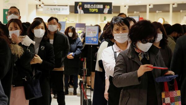 Люди в защитных масках торговом центре в Сеуле, Корея - Sputnik Қазақстан