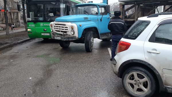 Столкновение автомобилей на Сатпаева - Sputnik Казахстан