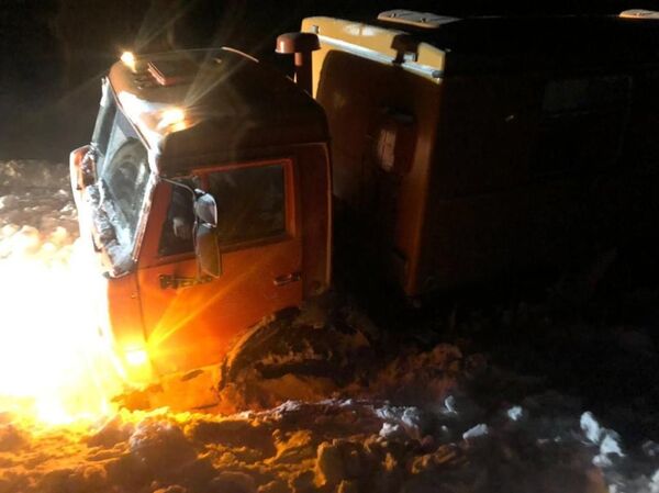 На гусеничной тяге: военные спасли 12 человек из снежных заносов в Актюбинской области - Sputnik Казахстан