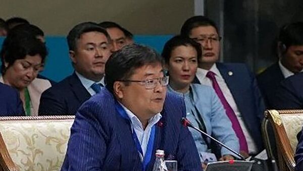 Политолог и общественный деятель, а также внештатный советник главы Министерства общественного развития Айдос Сарым (в центре) - Sputnik Казахстан