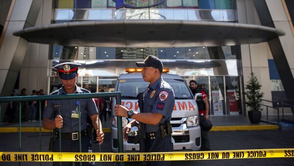 Полицейские блокируют район возле торгового центра в Маниле, где неизвестный устроил стрельбу и захватил заложников  - Sputnik Казахстан