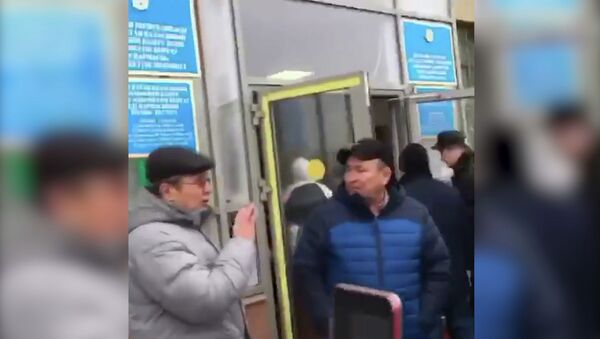 Дрались за талоны: льготники стояли в огромной очереди за путевками – видео - Sputnik Казахстан