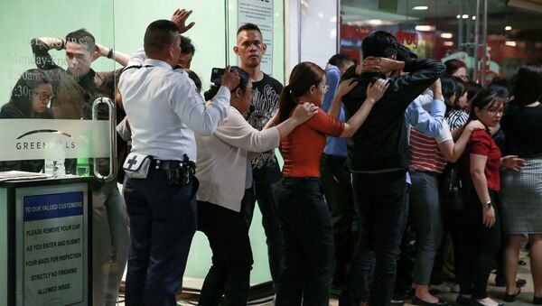 Устроивший стрельбу в торговом центре Манилы бывший охранник освободил заложников и сдался  - Sputnik Казахстан