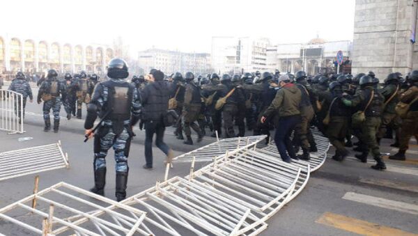 На площади Ала-Тоо в Бишкеке полиция разгоняет людей, собравшихся на митинг  - Sputnik Казахстан