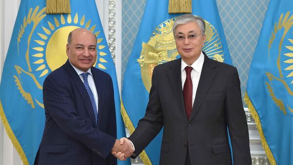 Президент Казахстана Касым-Жомарт Токаев и глава ЕБРР Сума Чакрабарти - Sputnik Казахстан