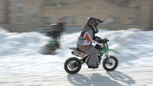 Шестилетний мальчик рассекает на мотоцикле в Нур-Султане – видео  - Sputnik Казахстан