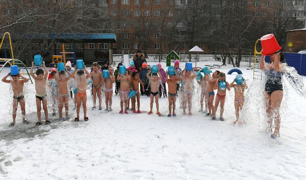 Дети обливаются холодной водой в детском саду No317 в Красноярске, 2020 год - Sputnik Казахстан