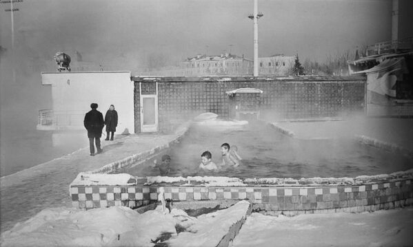 Занятия детской группы в открытом плавательном бассейне Москва в Москве, 1966 год - Sputnik Казахстан