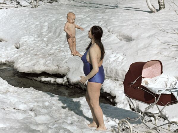 Женщина закаливает маленького сына, Москва, 1987 год - Sputnik Казахстан