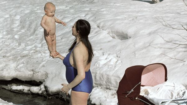Женщина закаливает маленького сына, Москва, 1987 год - Sputnik Казахстан