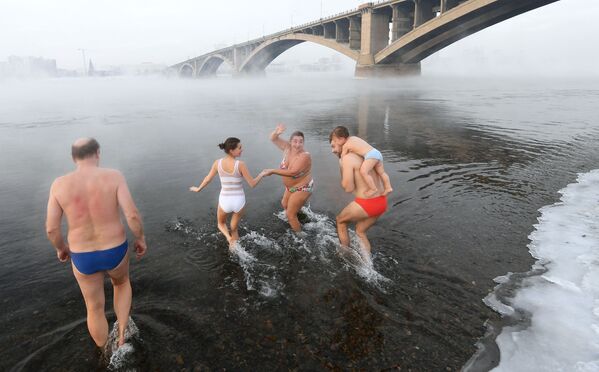 Члены семейного клуба закаливания Крепыш купаются в реке Енисей в Красноярске, 2020 год - Sputnik Казахстан