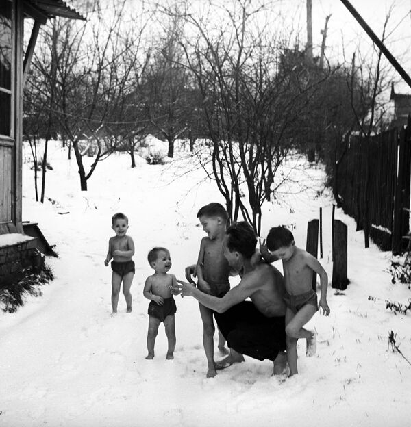 Семья Никитиных, ведущая здоровый образ жизни и занимающаяся закаливанием, 1968 год - Sputnik Казахстан