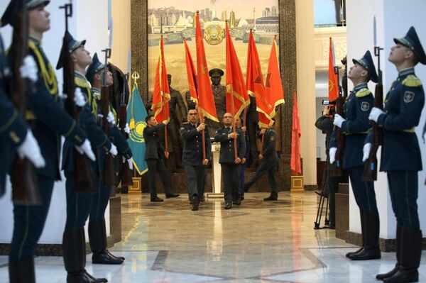 Копию знамени Победы пронесут на военном параде в Казахстане Копию знамени Победы пронесут на военном параде в Казахстане - Sputnik Казахстан