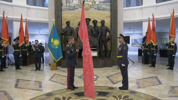 Руководству Военно-исторического музея Вооруженных сил торжественно вручили копию Знамени Победы - Sputnik Казахстан