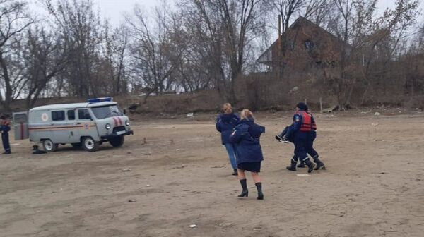 Мужчина и женщина провалились под лед в Алматинской области: появились фото спасения - Sputnik Казахстан