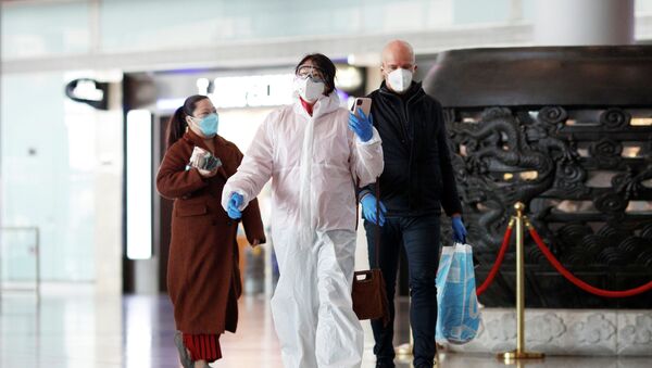 Люди в защитных масках в аэропорту Пекина, Китай  - Sputnik Казахстан