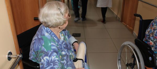 Осужденный за убийство сшил тапочки для постояльцев дома престарелых в Павлодаре Осужденный за убийство сшил тапочки для постояльцев дома престарелых в Павлодаре - Sputnik Казахстан