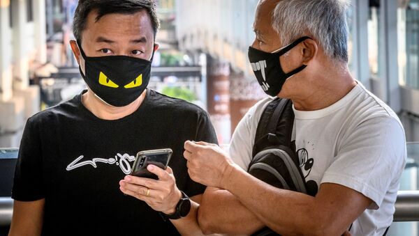 Мужчины в масках в Бангкоке  - Sputnik Казахстан