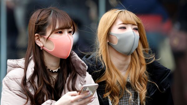 Девушки в защитных масках в Токио - Sputnik Казахстан