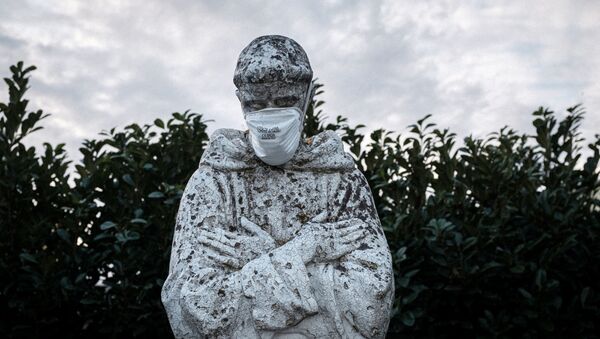 Защитная маска на статуе святого покровителя Италии Святого Франциска в Сан-Фиорано - Sputnik Казахстан