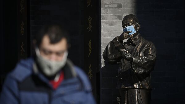 Статуя в маске в Пекине, Китай - Sputnik Қазақстан