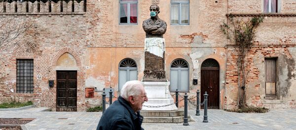 Статуя в маске в Сан-Фьорано, Италия - Sputnik Қазақстан