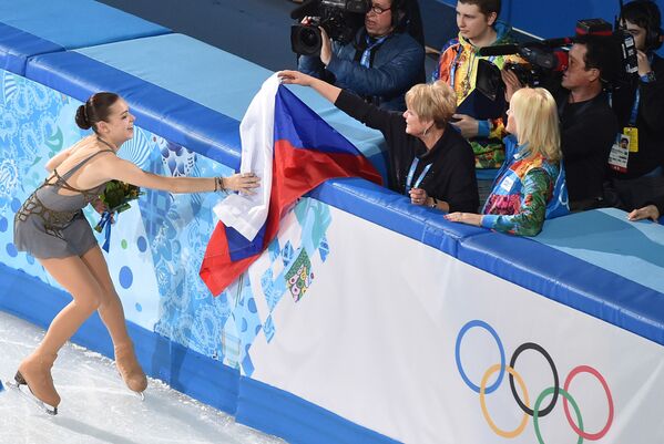 Аделина Сотникова, завоевавшая золотую медаль на соревнованиях по фигурному катанию в женском одиночном катании на XXII зимних Олимпийских играх в Сочи - Sputnik Казахстан