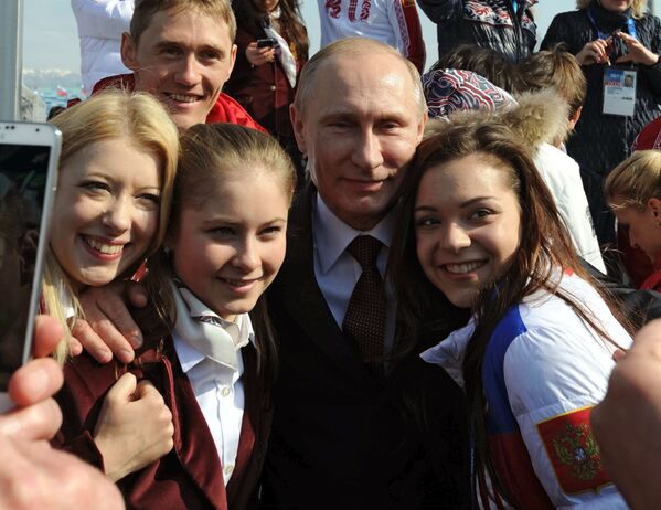 Владимир Путин во время фотографирования с российскими призерами XXII зимних Олимпийских игр в Сочи - Sputnik Казахстан