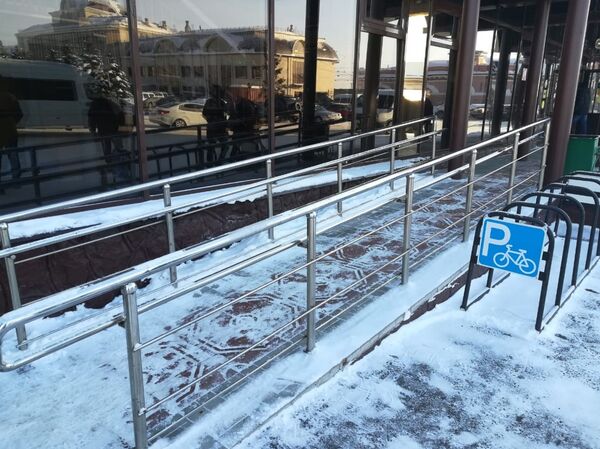 Подъемник для инвалидов установили в цветочной клумбе на севере Казахстана Подъемник для инвалидов установили в цветочной клумбе на севере Казахстана - Sputnik Казахстан