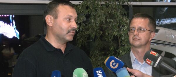 Квест с флагом: Фомочкин привез флаг, побывавший на стадионе в Рио - Sputnik Казахстан