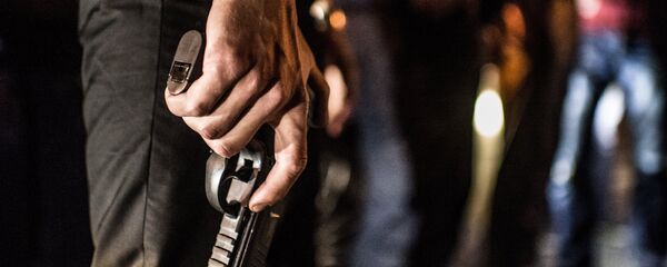 Архивное фото человека, вооруженного пистолетом - Sputnik Казахстан