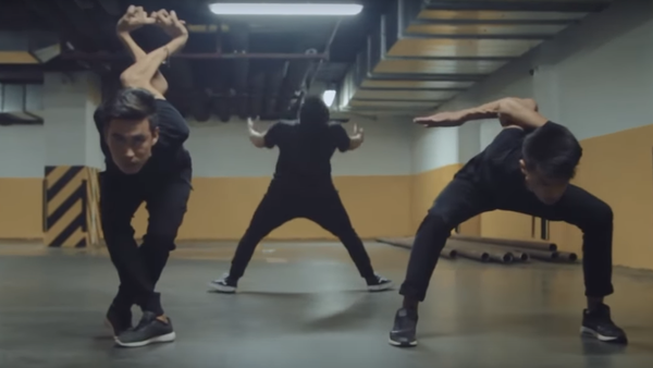 Кадр из видеоролика с необычным танцем кыргызстанских танцоров - Sputnik Казахстан