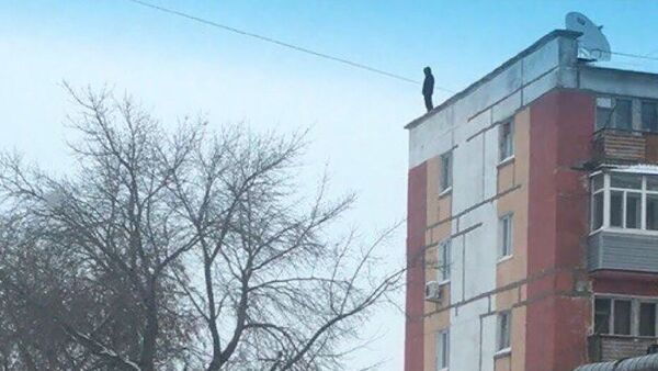 Мужчина на крыше дома в Рудном - Sputnik Казахстан
