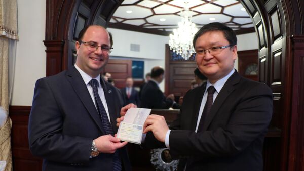 Бывший руководитель-координатор консульской службы дипмиссии США в РК Ян Тернер первым получил 10-летнюю казахстанску визу - Sputnik Казахстан