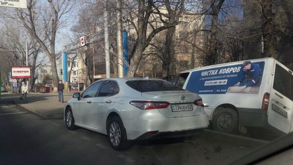 Столкновение авто на пересечении улиц Макатаева и Наурызбай батыра - Sputnik Казахстан
