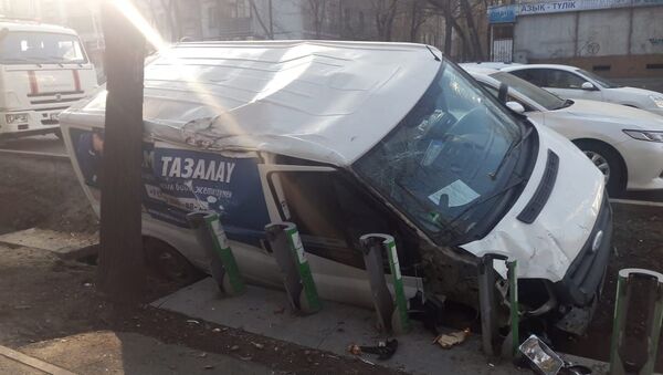 Столкновение авто на пересечении улиц Макатаева и Наурызбай батыра - Sputnik Казахстан
