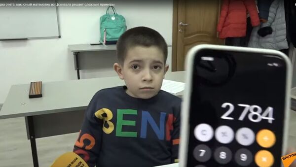 В два счета: как юный математик из Цхинвала решает сложные примеры - видео - Sputnik Казахстан