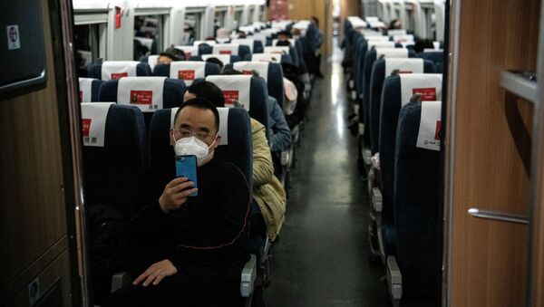 Пассажир в защитной маске в Китае - Sputnik Казахстан