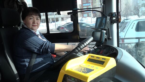 Комплименты каждый день: как работают женщины-водители автобусов в Нур-Султане - Sputnik Казахстан