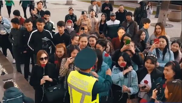 Полицейские в Шымкенте спели на улице для прекрасных дам и подарили цветы - Sputnik Казахстан