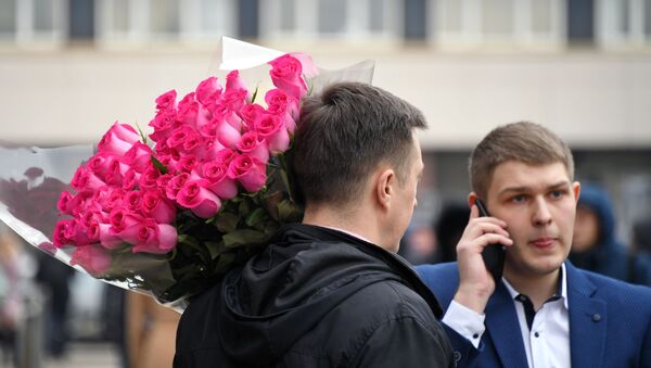 Продажа цветов накануне 8 марта - Sputnik Қазақстан
