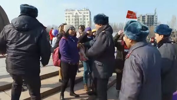 Милиция пресекла марш феминисток в Бишкеке - Sputnik Қазақстан