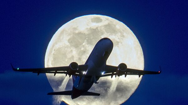 Самолет на фоне полной луны, архивное фото - Sputnik Казахстан