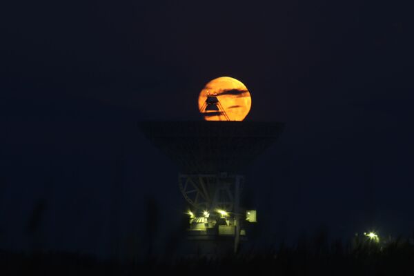 Луна, наблюдаемая над радиотелескопом П-2500 (РТ-70) на территории 40-го отдельного командно-измерительного комплекса в Крыму - Sputnik Казахстан