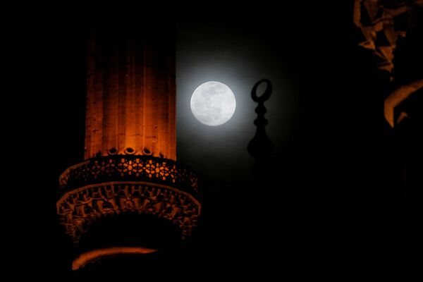 The full moon rises over the Selimiye Mosque in Edirne, Turkey, March 8, 2020.  - Sputnik Казахстан