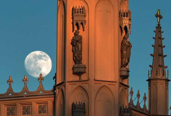 Луна над церковью святого Александра Невского в парке Александрия в Петергофе - Sputnik Казахстан