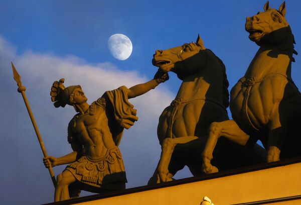 The moon rises above a sculpture at Dvortsovaya (Palace) Square in St.Petersburg, Russia, Friday, March 6, 2020.  - Sputnik Казахстан