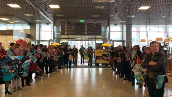 Фанаты встречают Димаша в аэропорту Киева - Sputnik Казахстан
