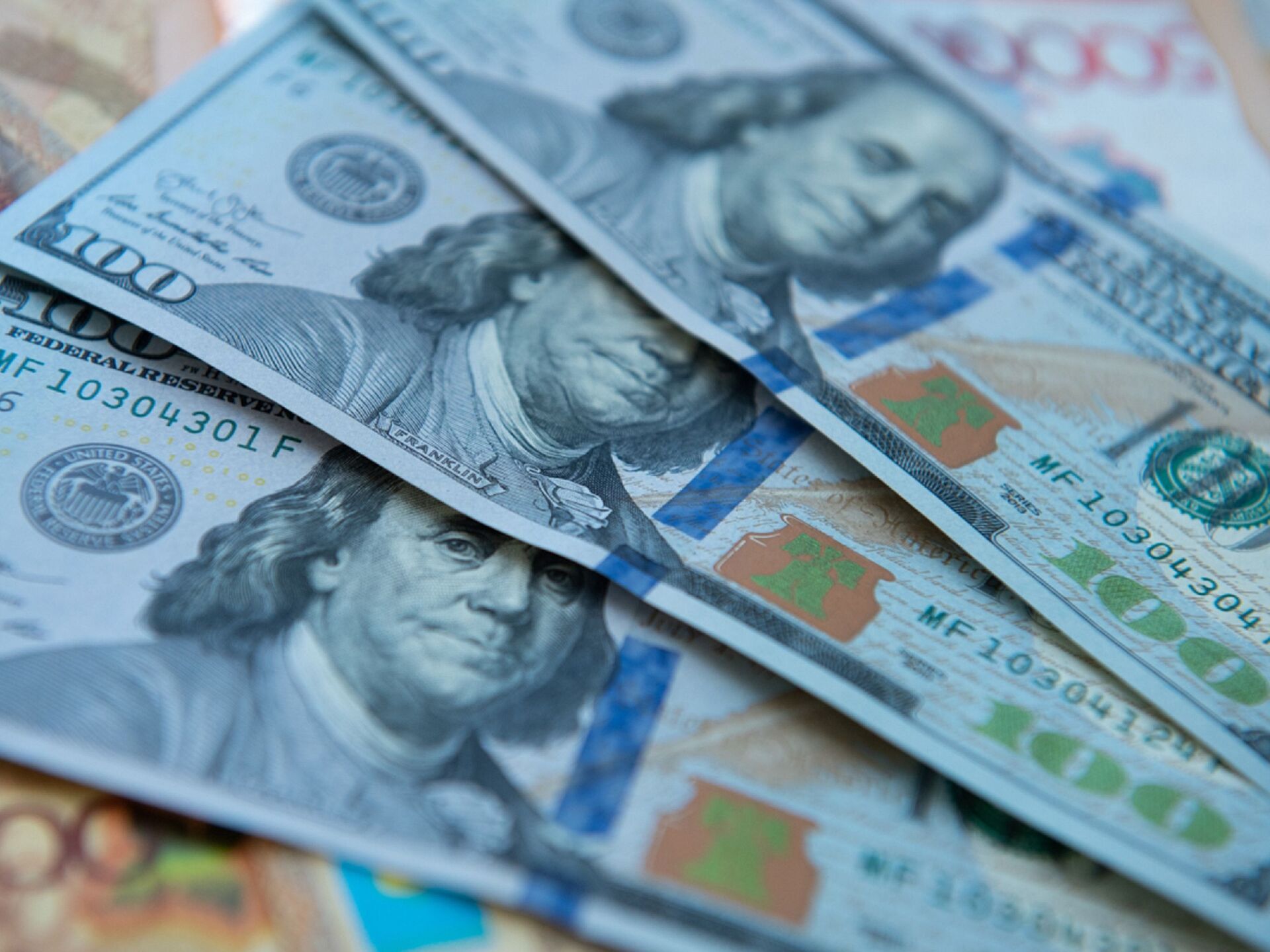 19 долларов в тенге. Тенге к доллару. Фон доллары. Обменять валюту. Казахстанская валюта.